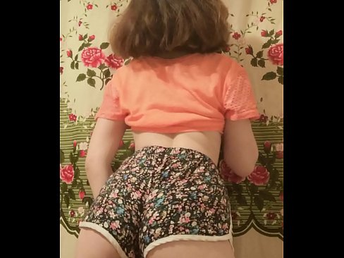 ❤️ Nwa ọhụrụ sexy na-eyipụ uwe mkpirisi ya na igwefoto Ihe gba ọtọ  ️❤